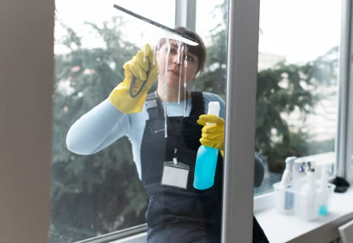 Nettoyage de vitres intérieures et extérieures à Combrand